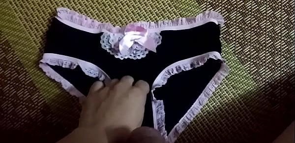  quần chip đen nơ hường của em sexy  | Cum on panties compilation the best!